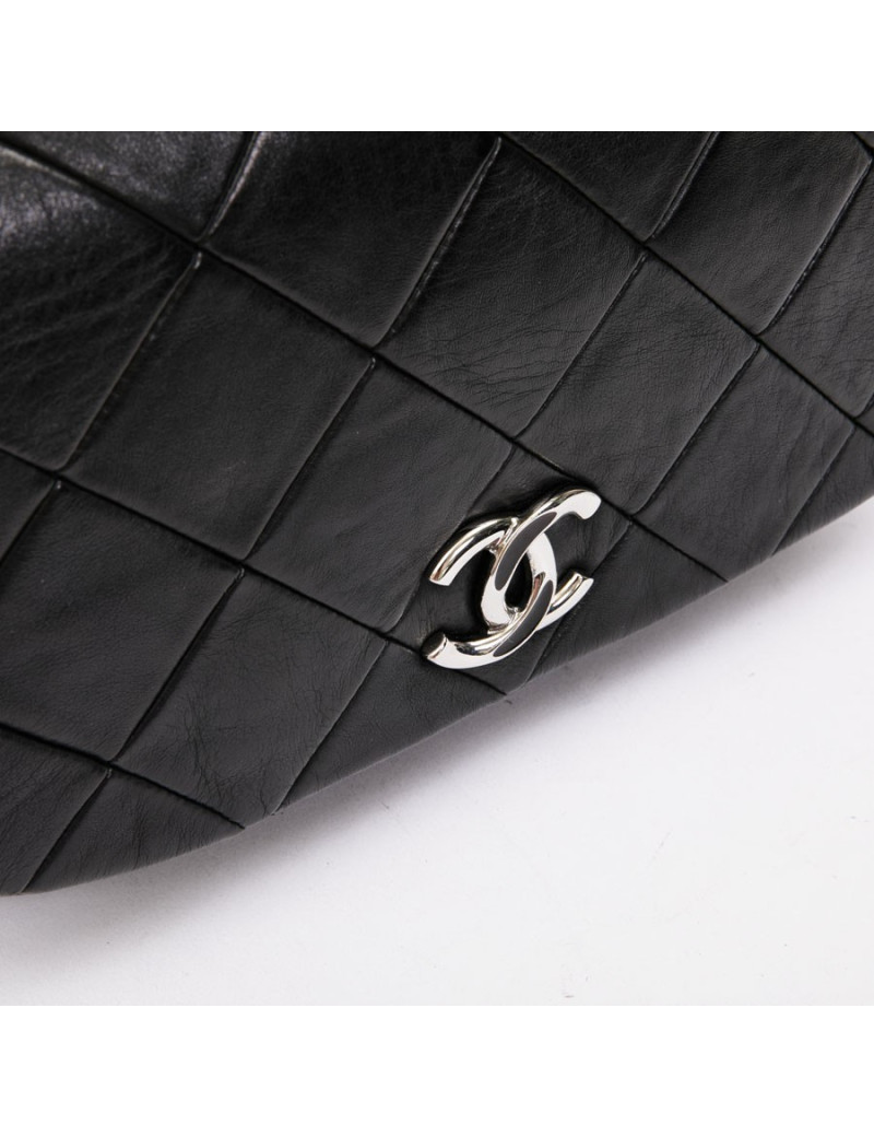 CHANEL flap bag in black quilted lambskin leather