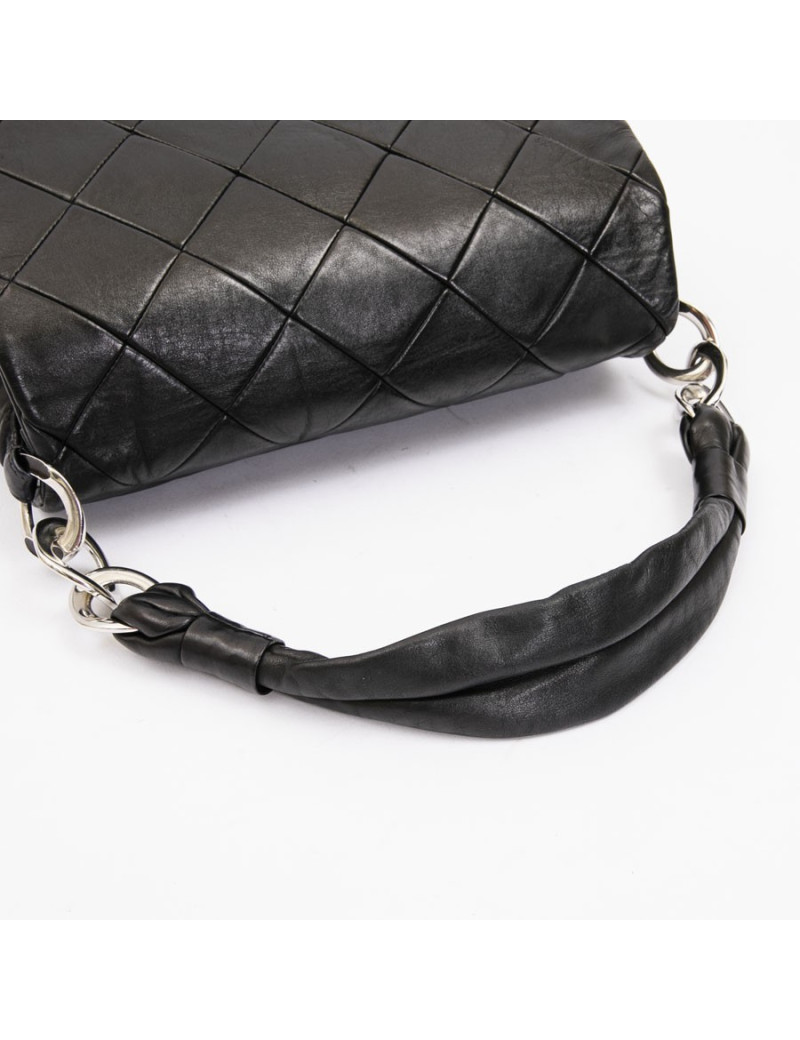 CHANEL flap bag in black quilted lambskin leather