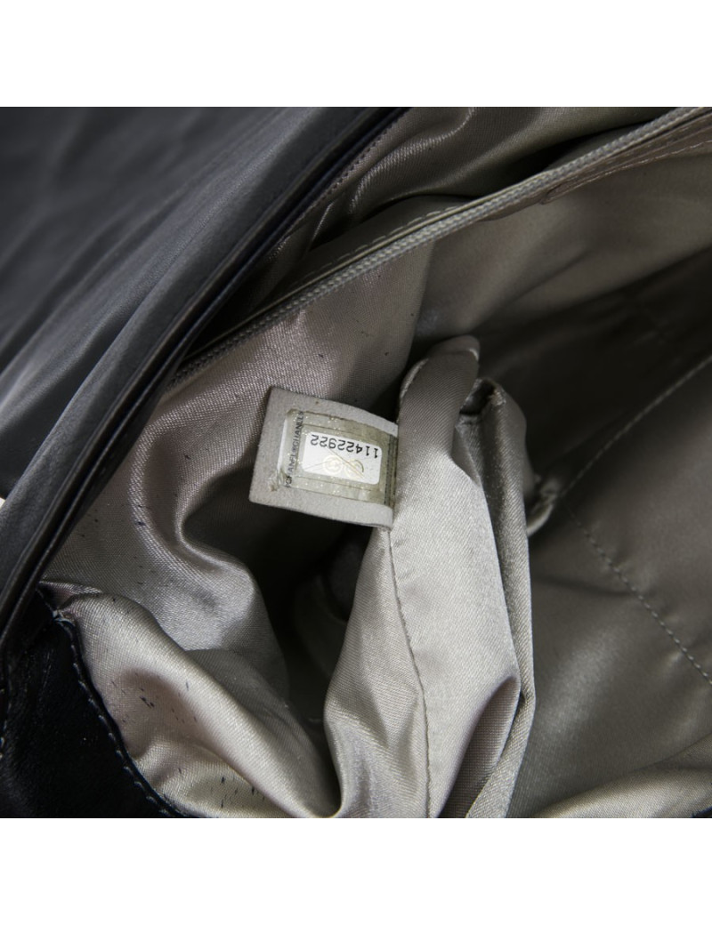 CHANEL flap bag in black quilted lambskin leather