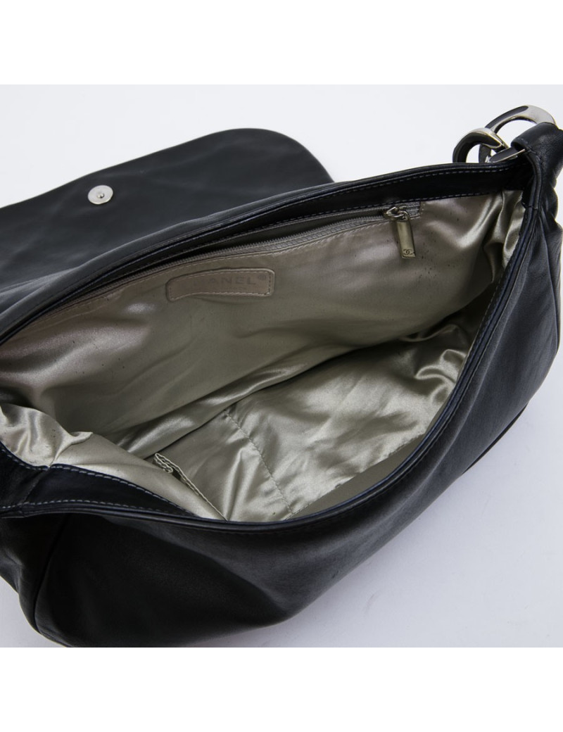 CHANEL flap bag in black quilted lambskin leather