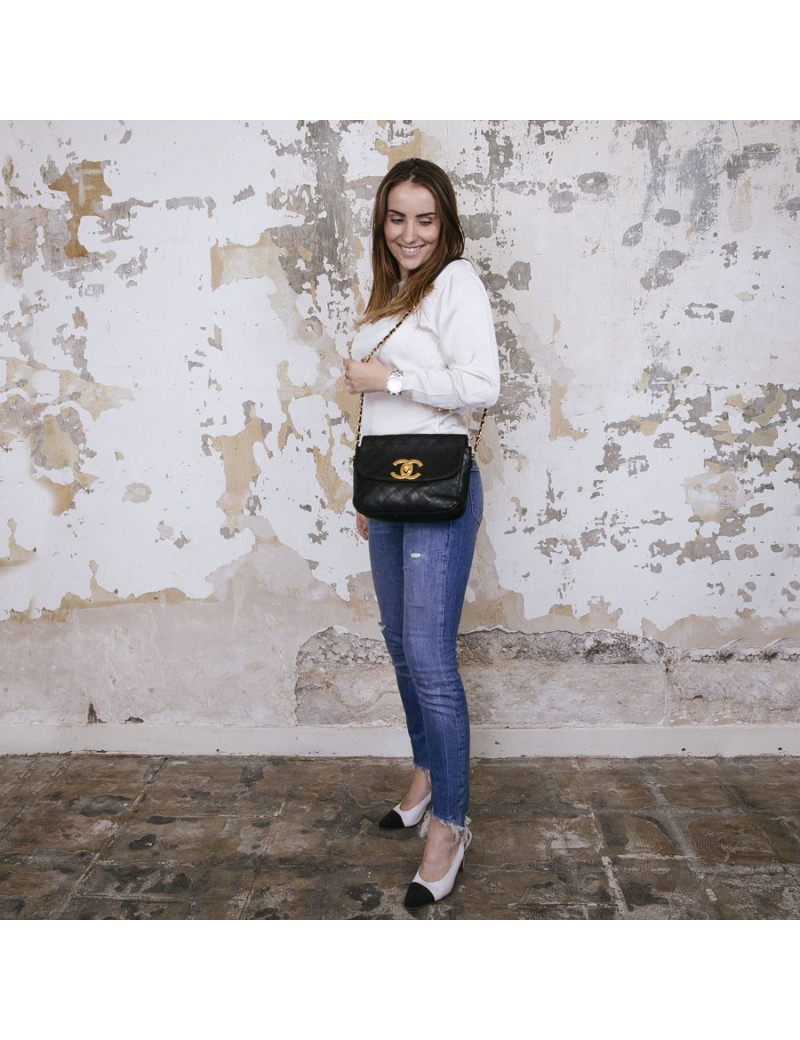 CHANEL vintage bag in black quilted lambskin leather