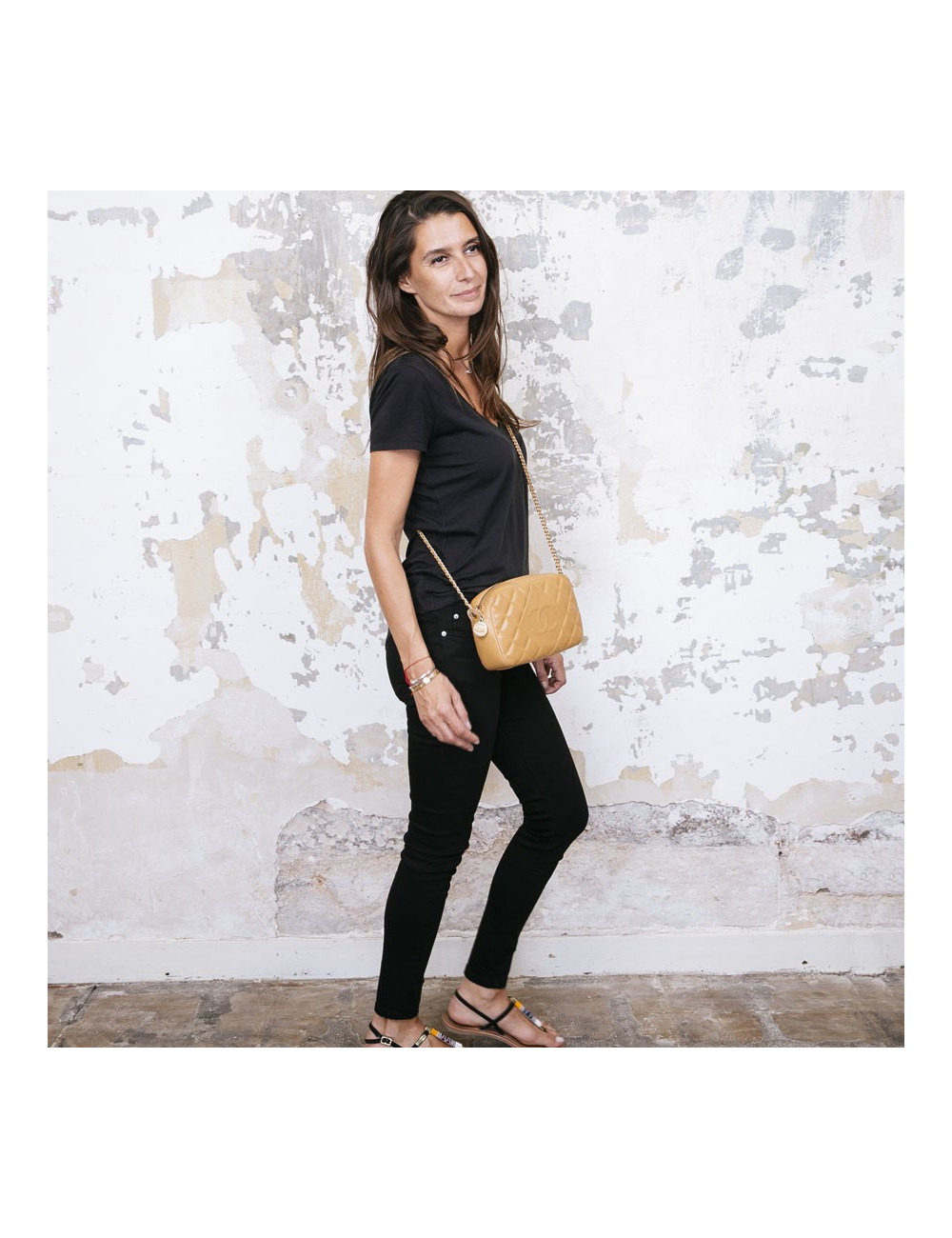 Sac caméra CHANEL cuir d'agneau beige matelassé