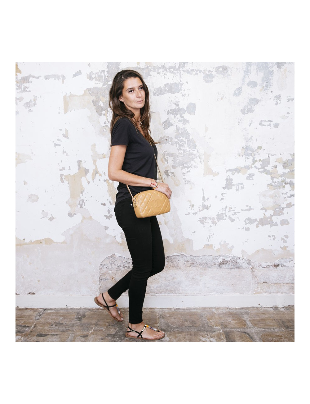 Sac caméra CHANEL cuir d'agneau beige matelassé