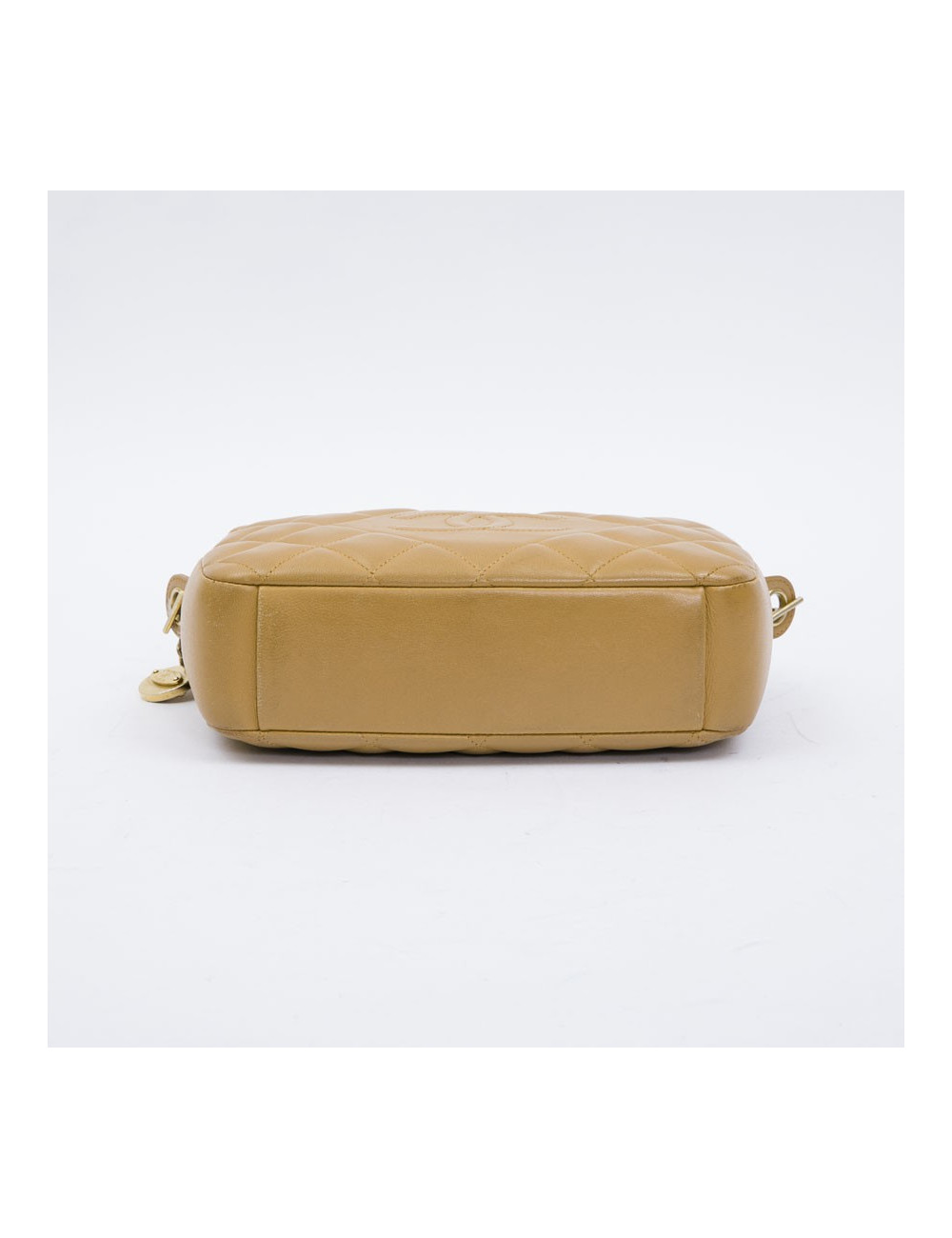 Sac caméra CHANEL cuir d'agneau beige matelassé