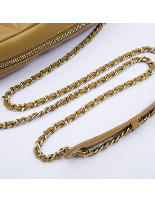 Sac caméra CHANEL cuir d'agneau beige matelassé