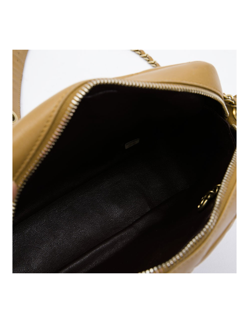 Sac caméra CHANEL cuir d'agneau beige matelassé