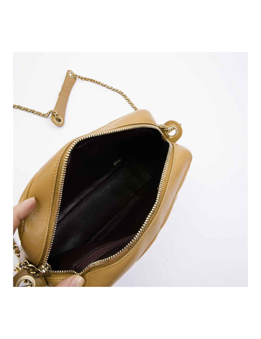 Sac caméra CHANEL cuir d'agneau beige matelassé