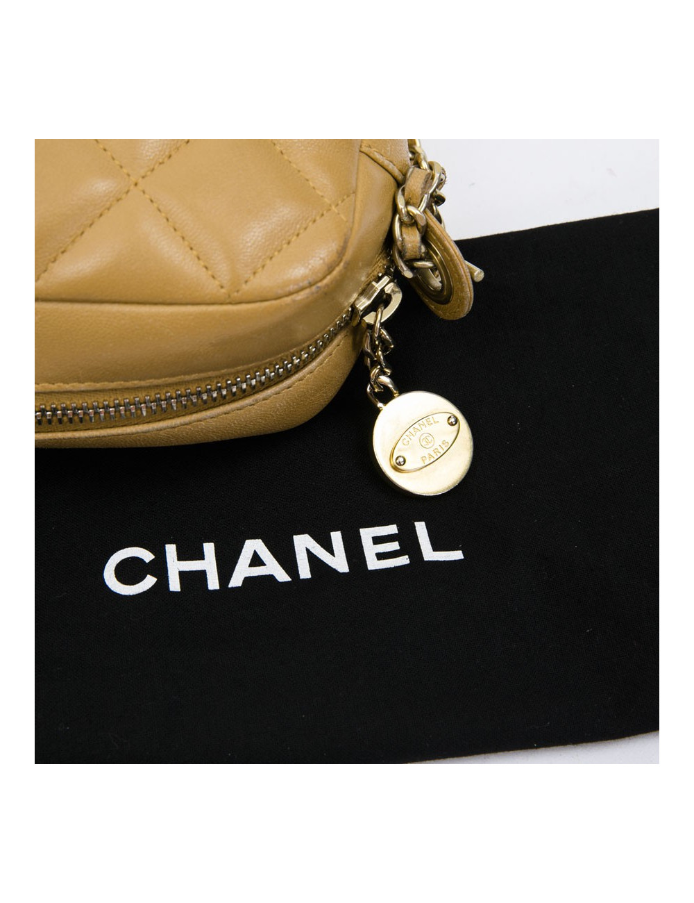 Sac caméra CHANEL cuir d'agneau beige matelassé