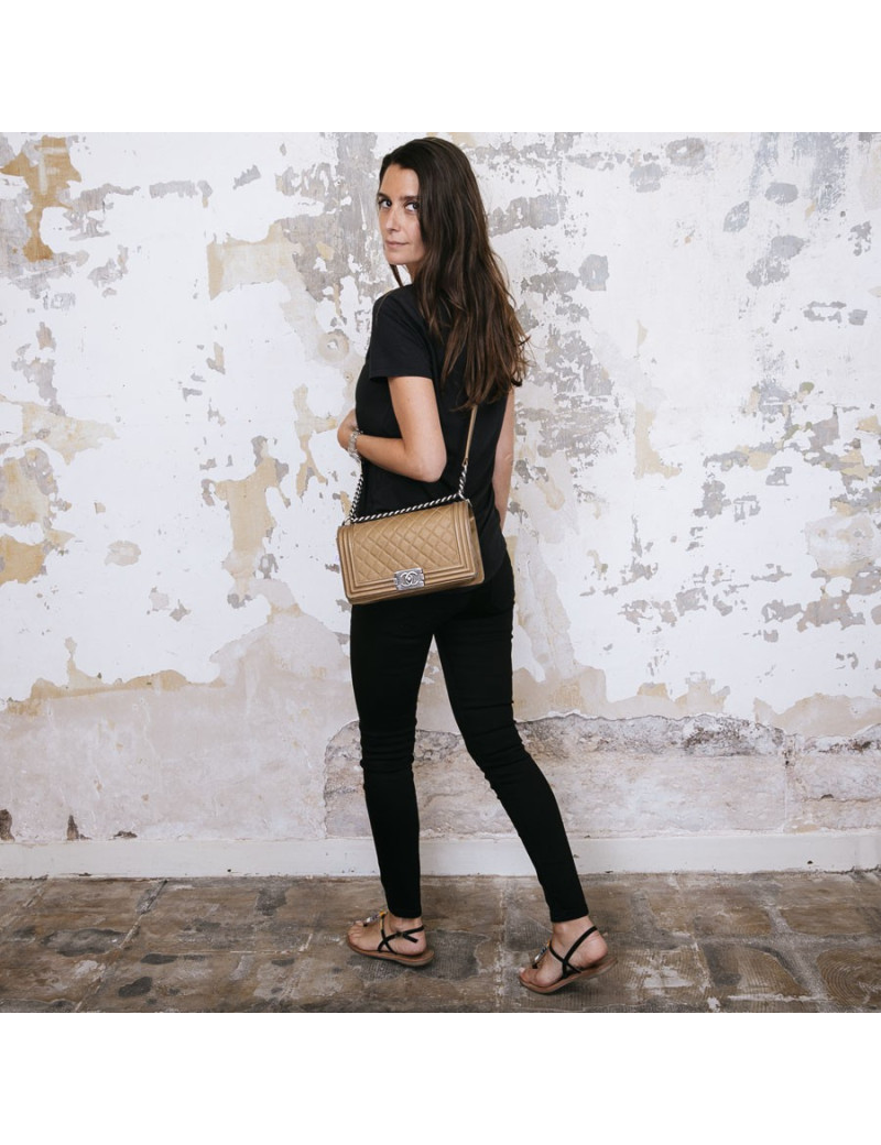 Sac Boy CHANEL medium cuir caviar or vieilli 