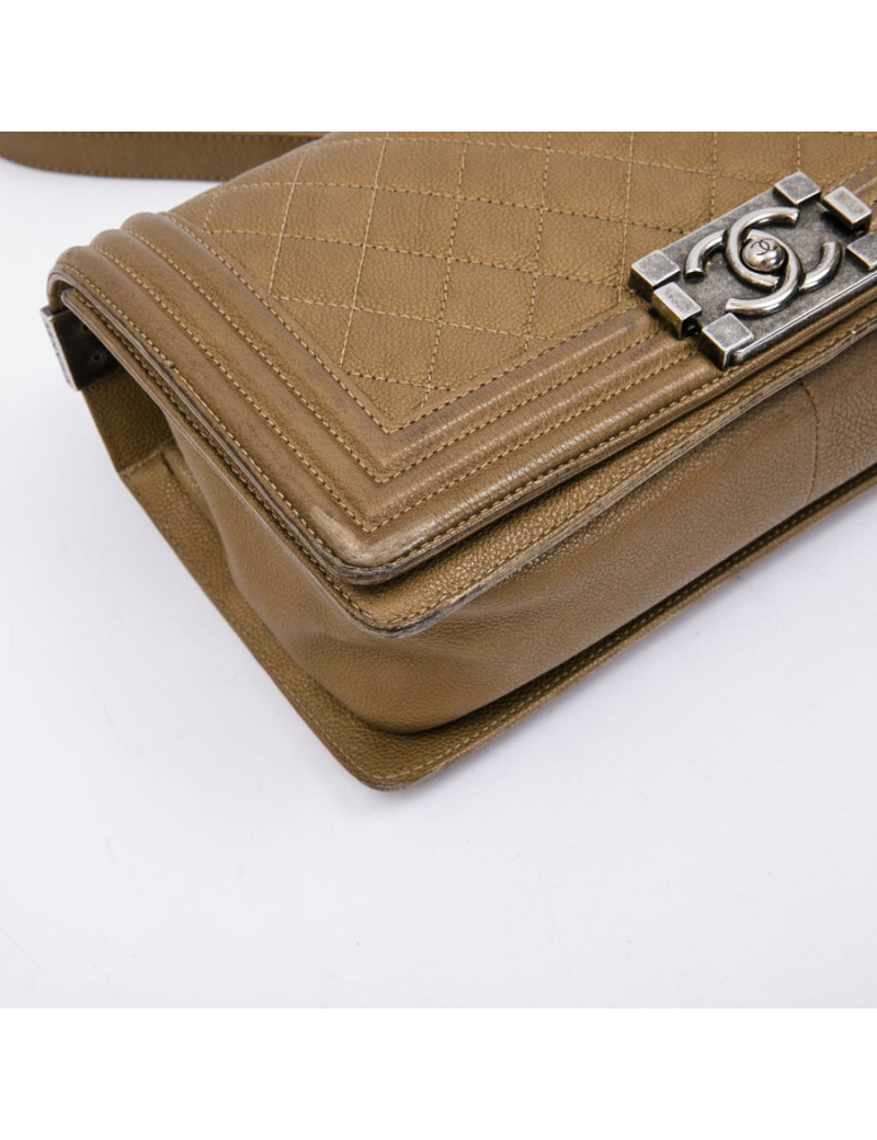 Sac Boy CHANEL medium cuir caviar or vieilli 
