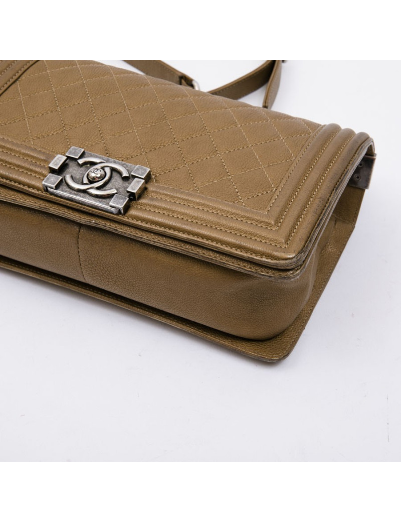 Sac Boy CHANEL medium cuir caviar or vieilli 
