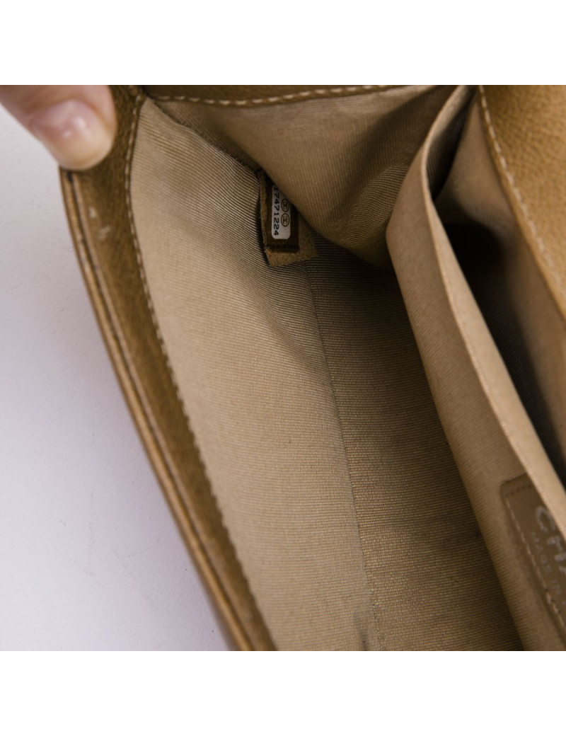 Sac Boy CHANEL medium cuir caviar or vieilli 