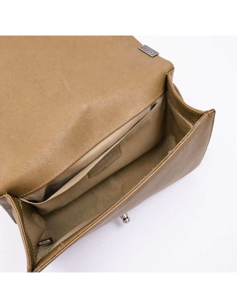 Sac Boy CHANEL medium cuir caviar or vieilli 