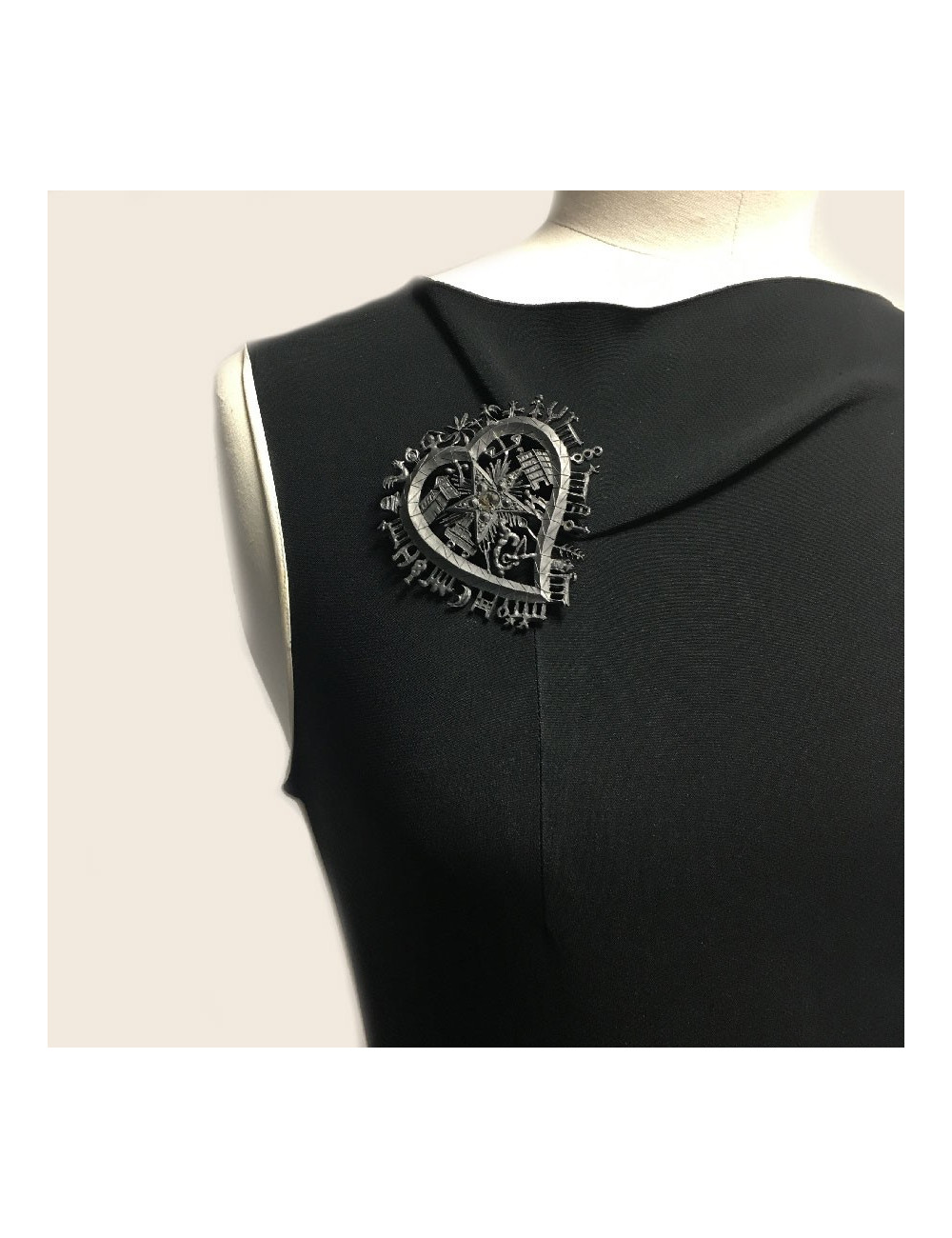 Broches CHRISTIAN LACROIX coeur gris