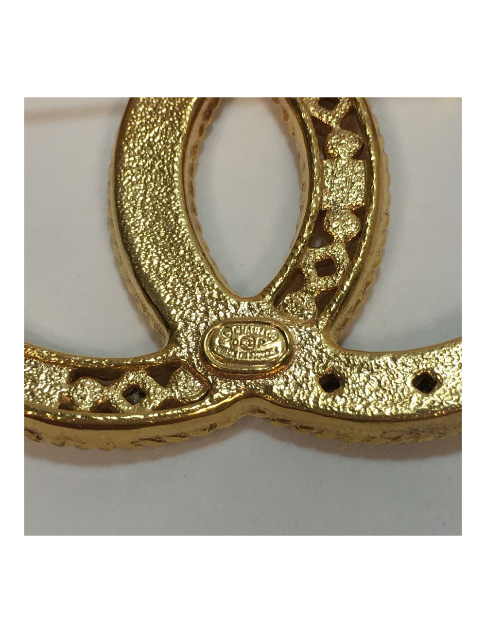 CHANEL CC brooch in gilt metal, rhinestones and pearls