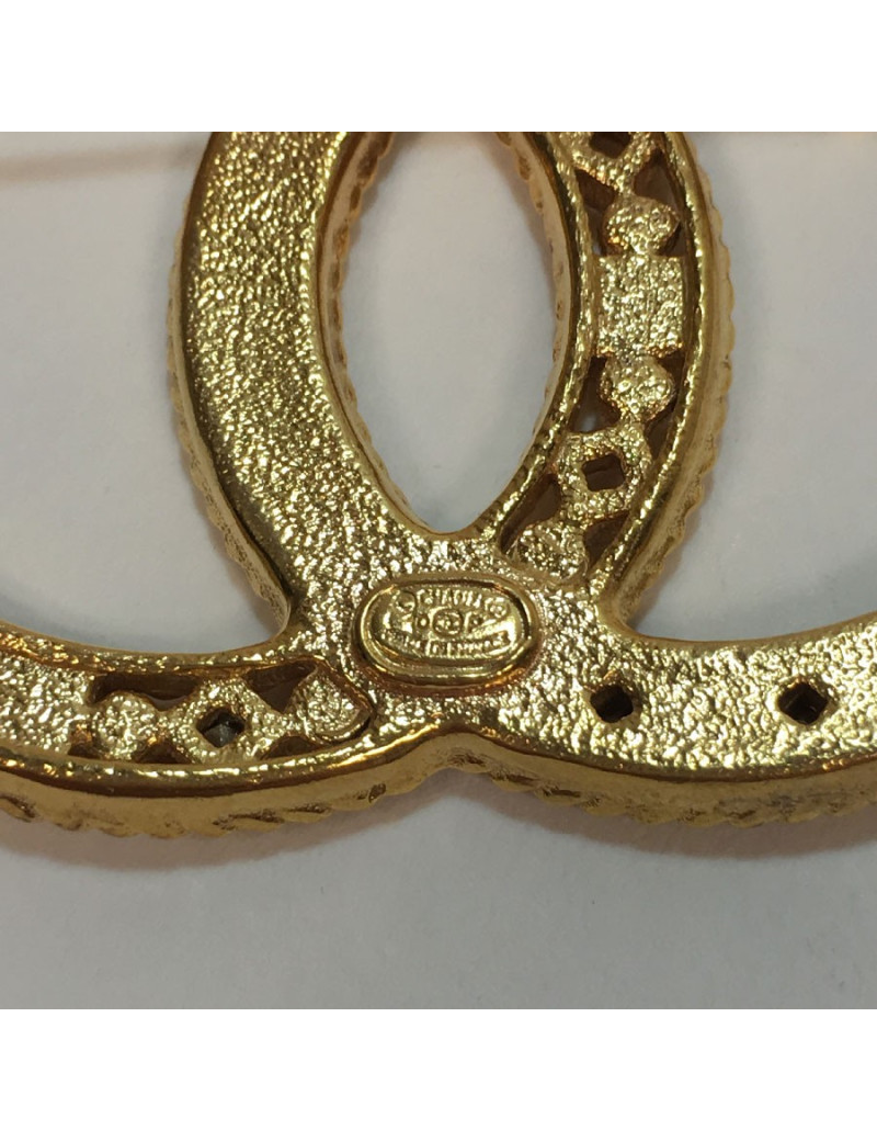 CHANEL CC brooch in gilt metal, rhinestones and pearls