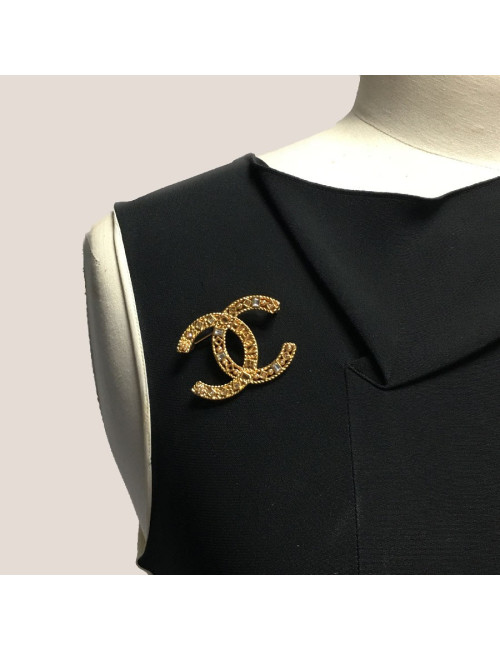 CHANEL CC brooch in gilt metal, rhinestones and pearls
