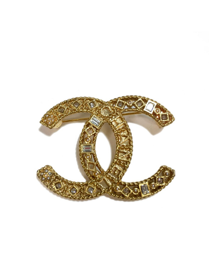 CHANEL CC brooch in gilt metal, rhinestones and pearls