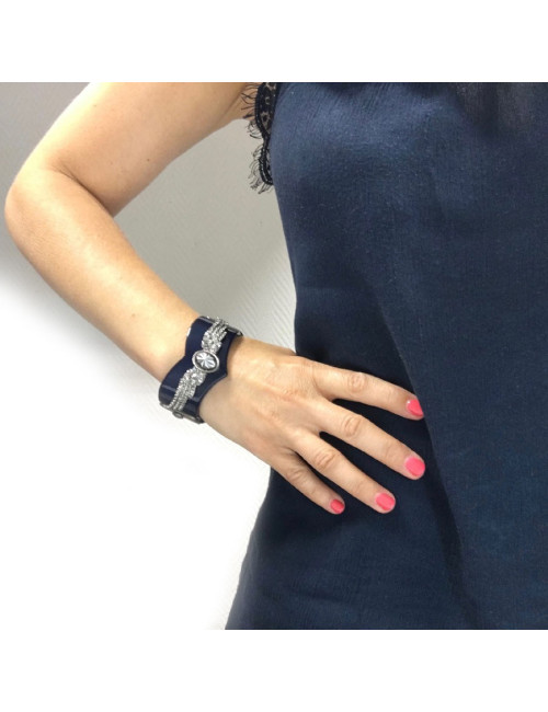 Manchette CHANEL en résine bleue et aile 