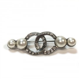 CHANEL CC brooch set with rhinestones and pearls