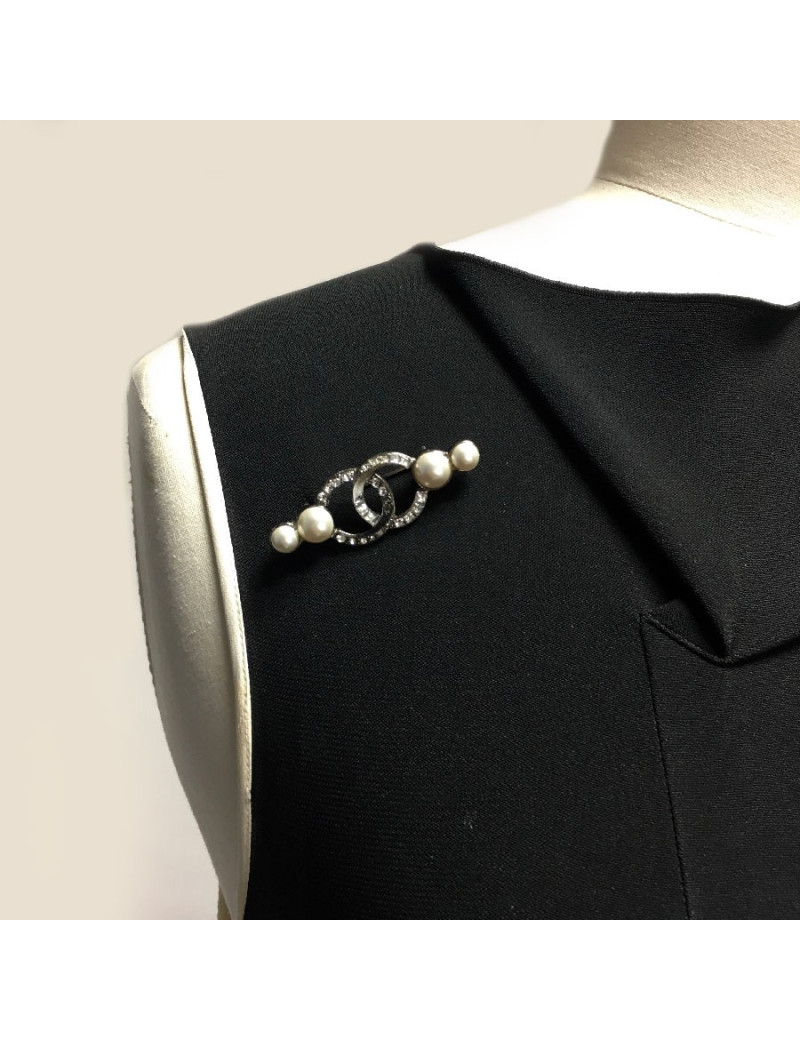 Broche CHANEL CC et perles