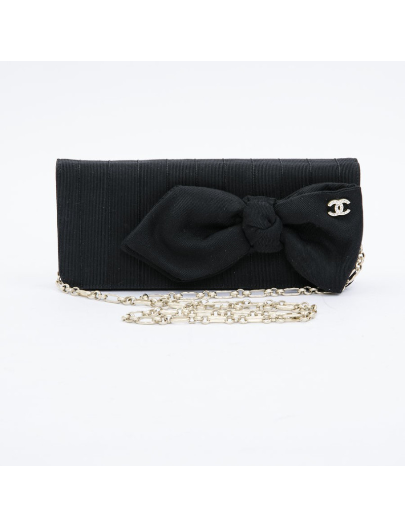 Pochette CHANEL en tissu noir et chaîne dorée