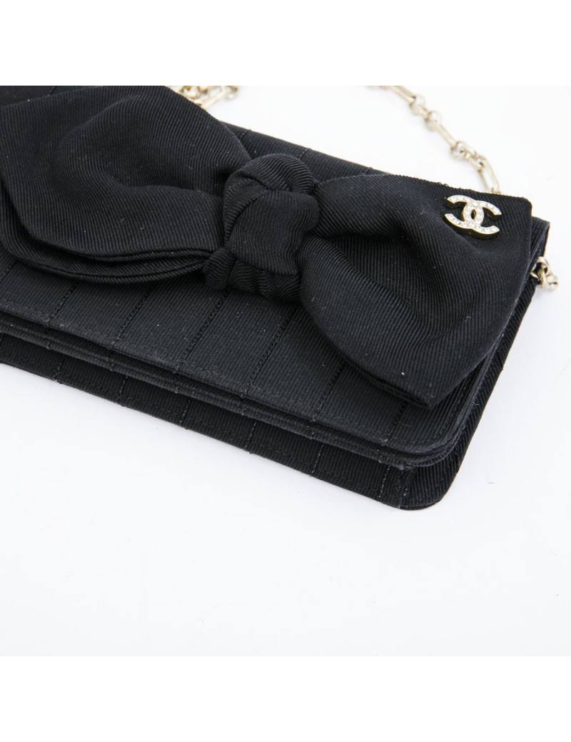 Pochette CHANEL en tissu noir et chaîne dorée