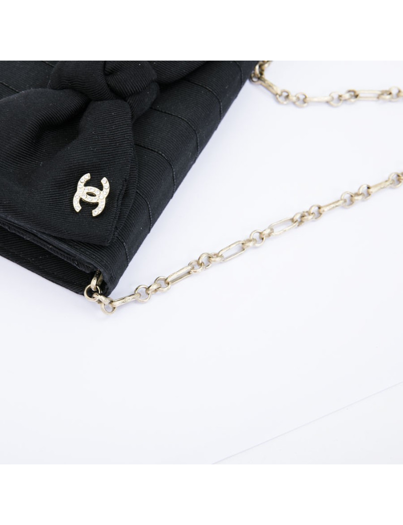 Pochette CHANEL en tissu noir et chaîne dorée
