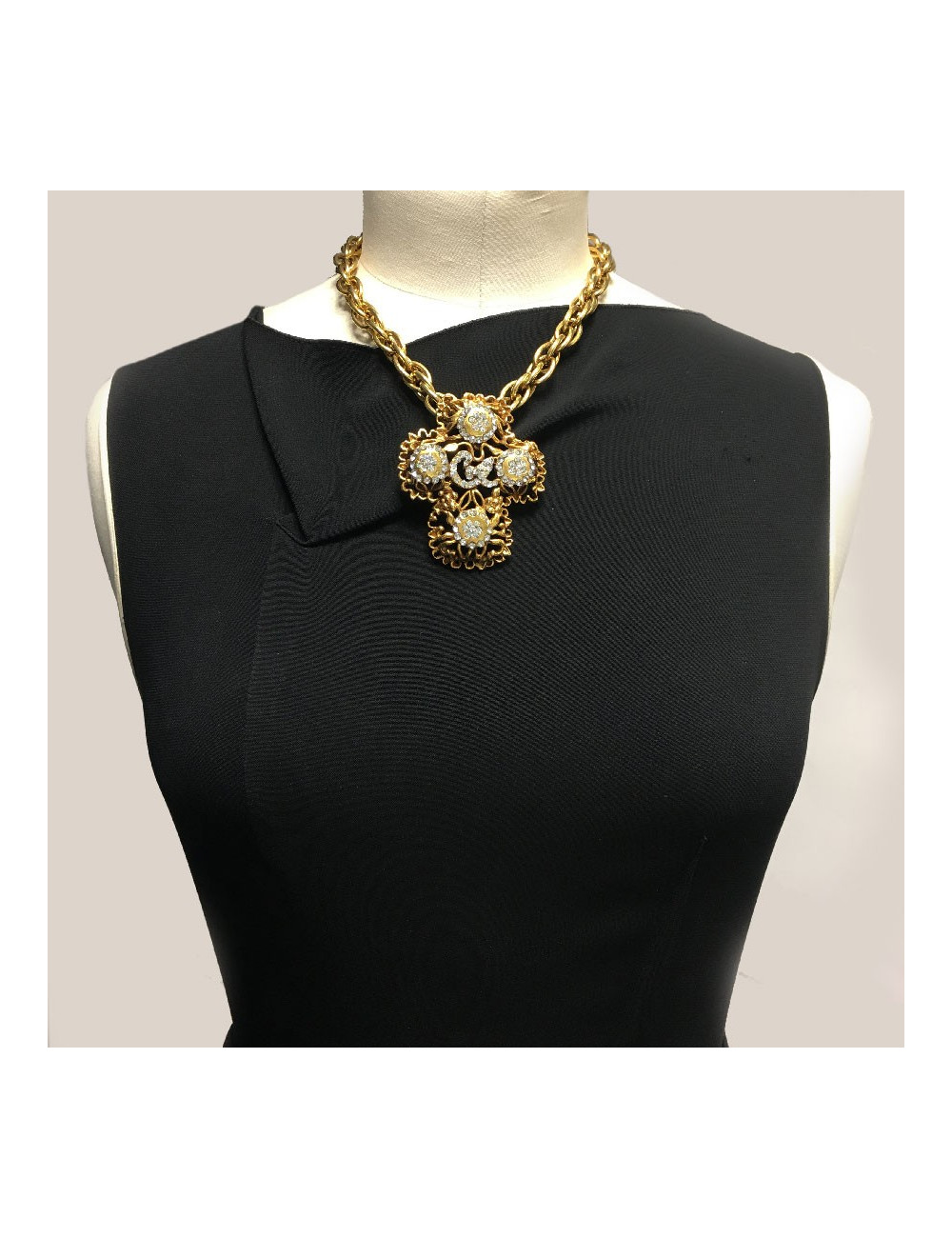 Collier CHRISTIAN LACROIX croix vintage en métal doré et strass