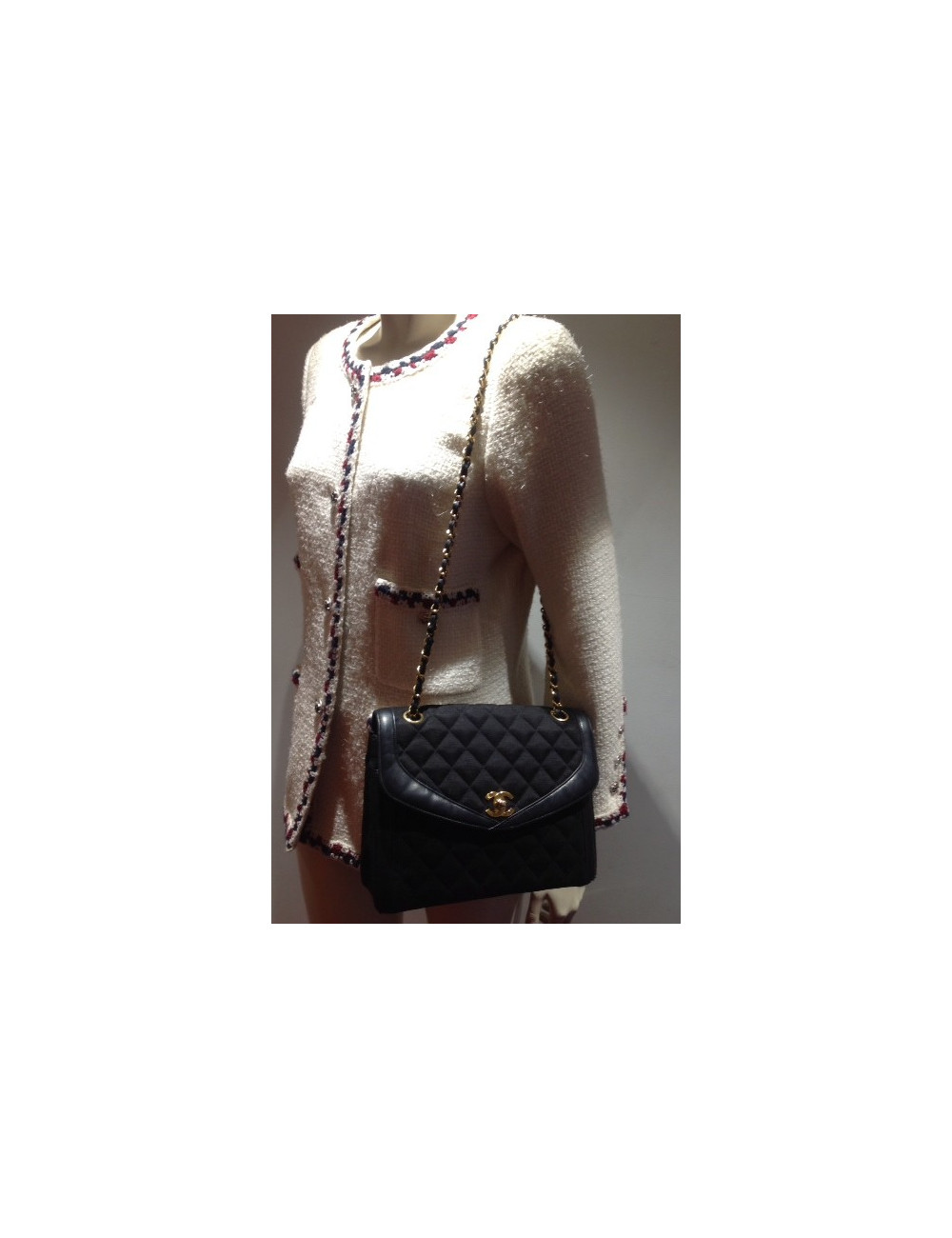 Sac CHANEL Vintage jersey matelassé noir et bijouterie dorée