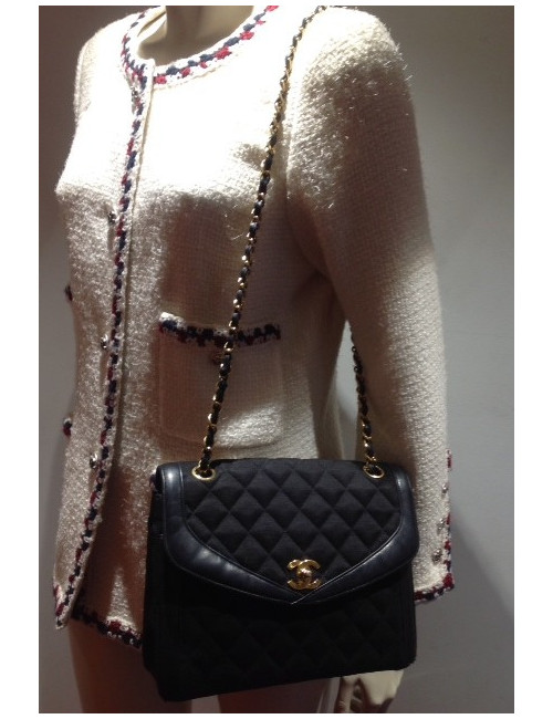 Sac CHANEL Vintage jersey matelassé noir et bijouterie dorée