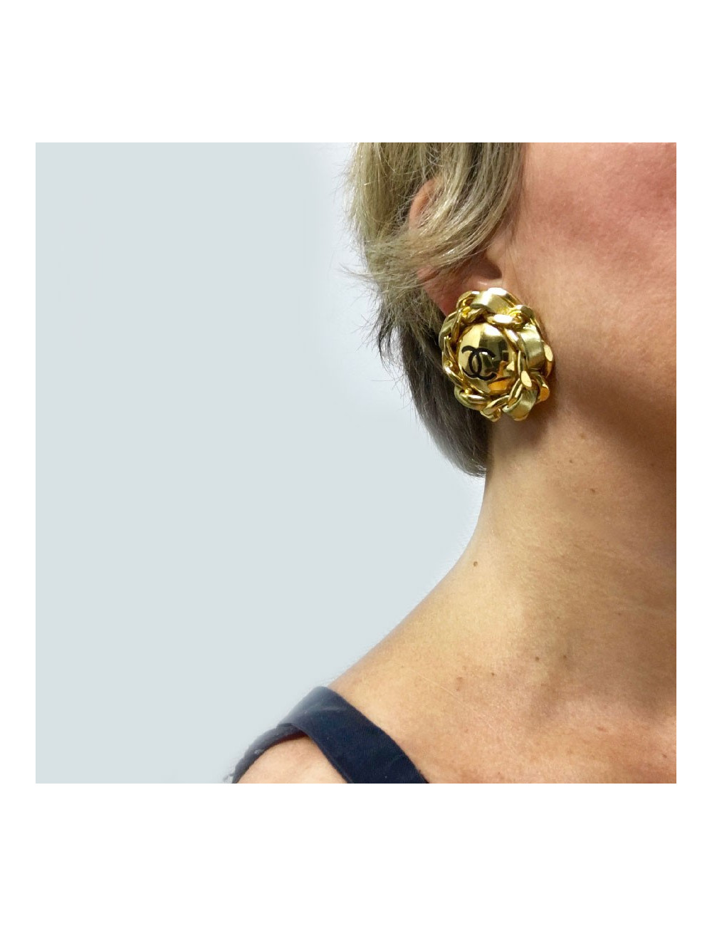 CHANEL vintage clip-on earrings in gilt metal and golden leather