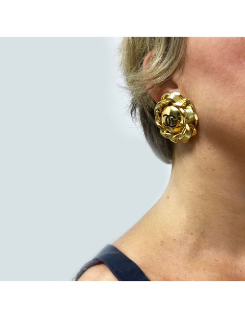  CHANEL vintage clip-on earrings in gilt metal and golden leather