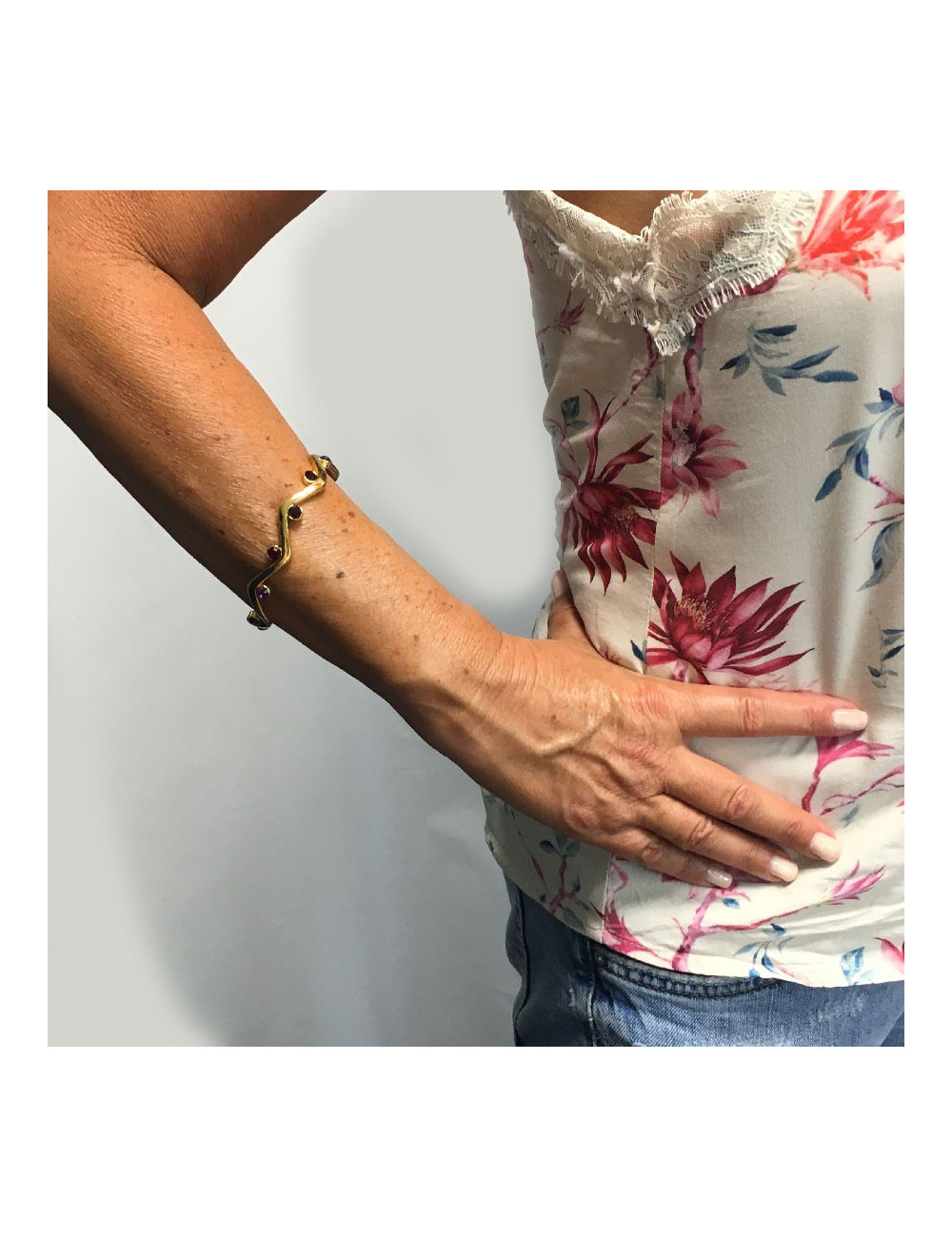 Bracelet rigide YVES SAINT LAURENT métal doré et strass rubis et améthyste