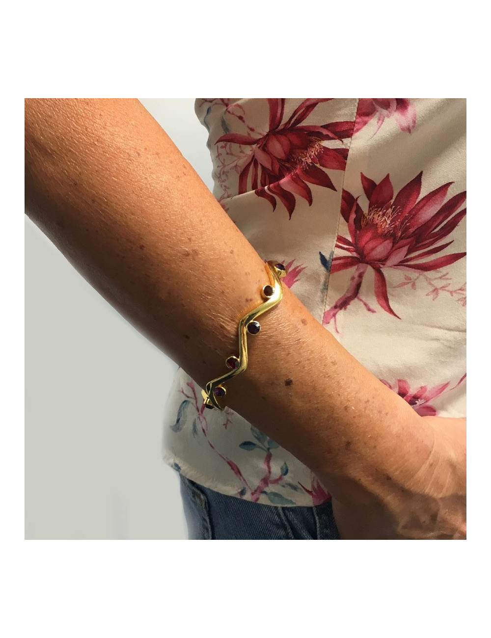 Bracelet rigide YVES SAINT LAURENT métal doré et strass rubis et améthyste