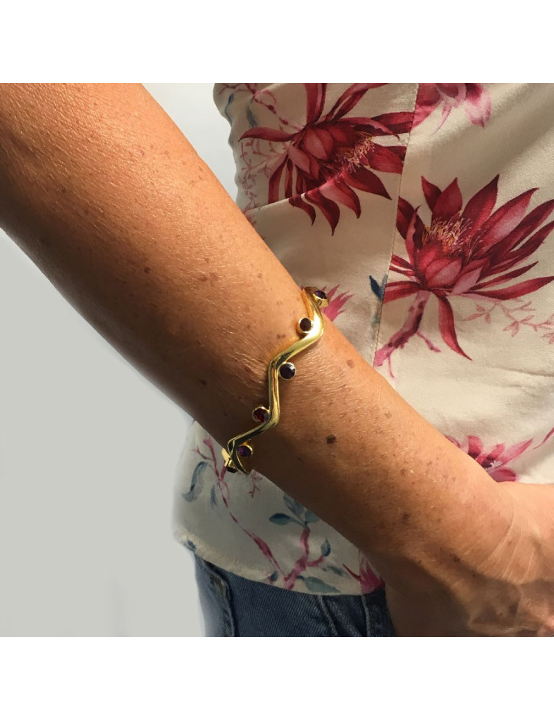 Bracelet rigide YVES SAINT LAURENT métal doré et strass rubis et améthyste