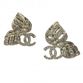 CHANEL leaves stud earrings in matte gold metal, rhinestones and pearls