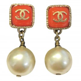 CHANEL stud earrings in coral resin and pearl