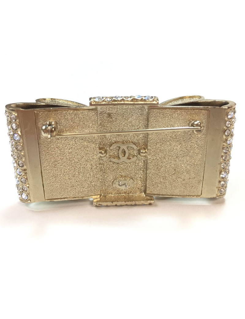 CHANEL knot brooch in rhinestones and pale gold metal