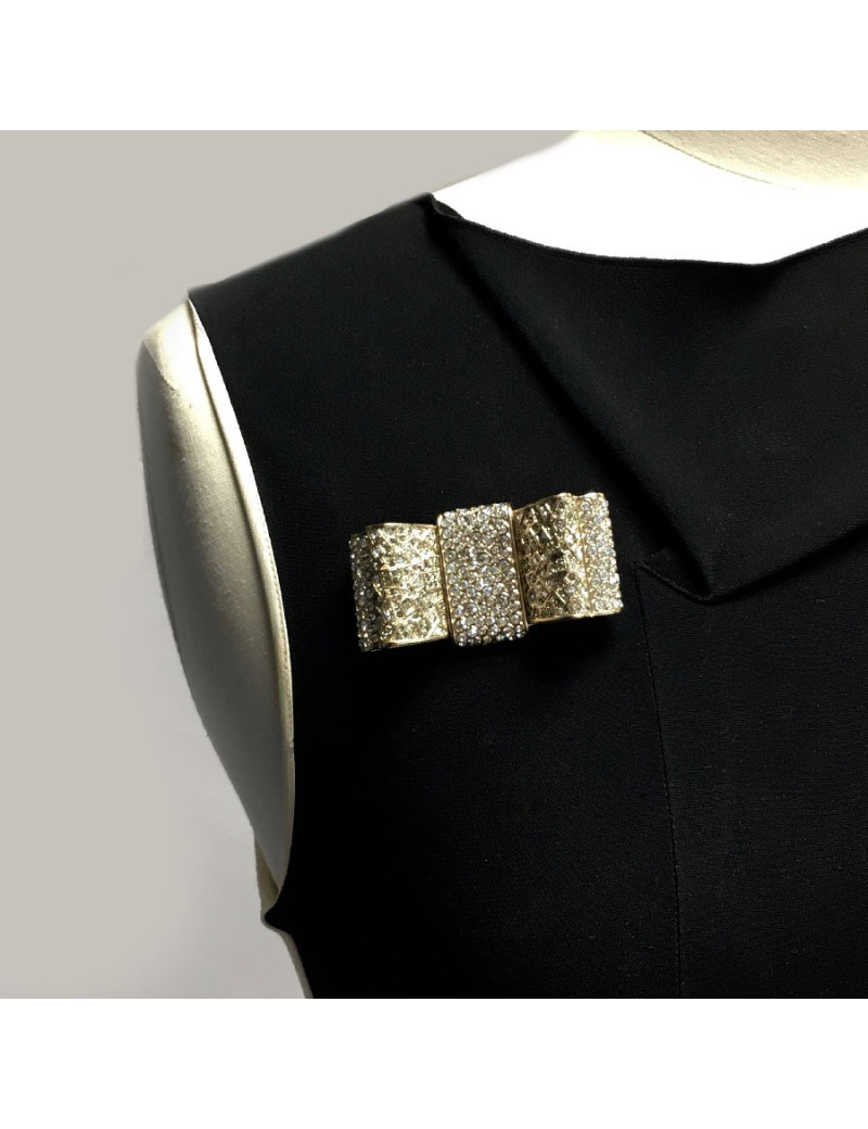 CHANEL knot brooch in rhinestones and pale gold metal