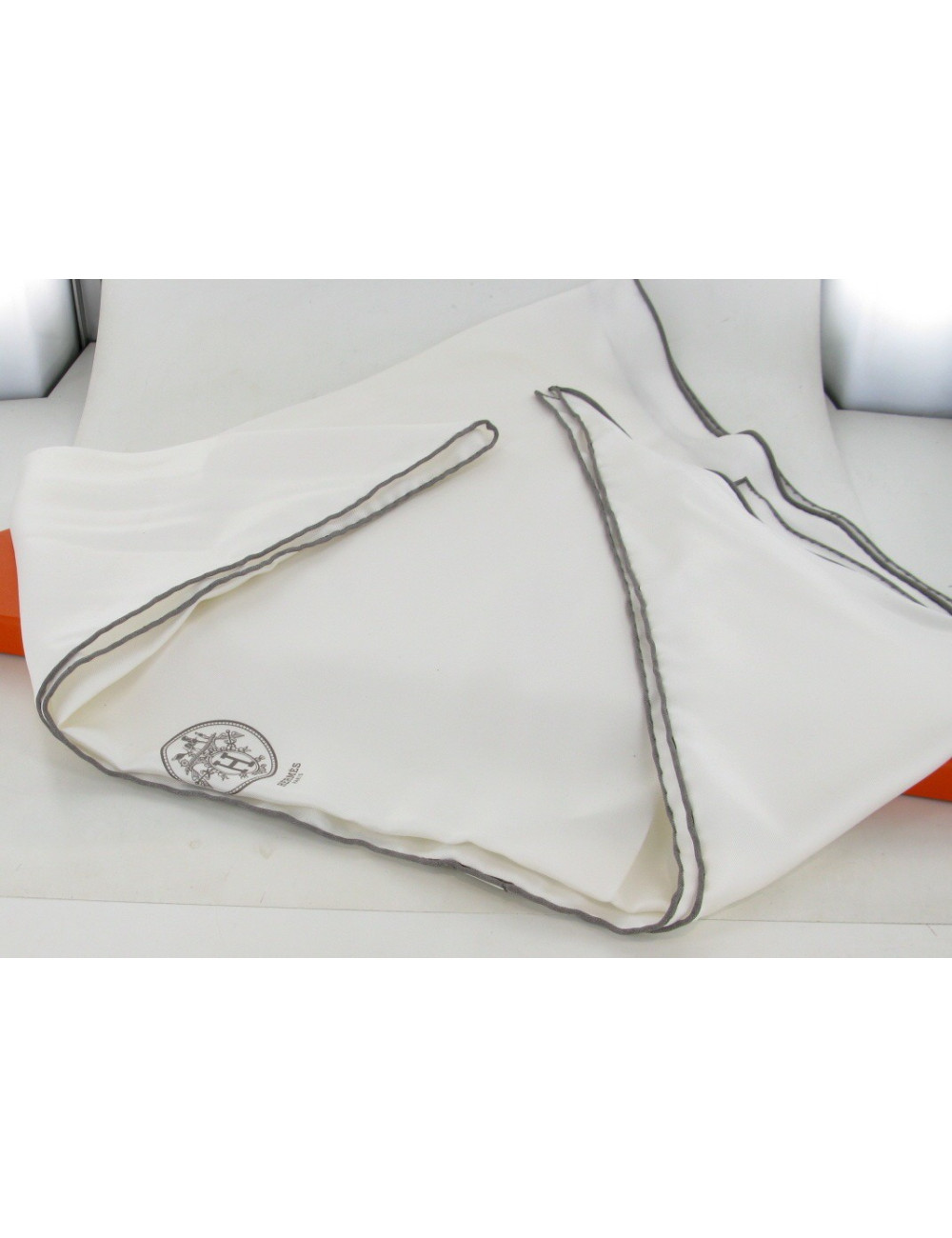 Foulard HERMES Pointe Blanche en soie  