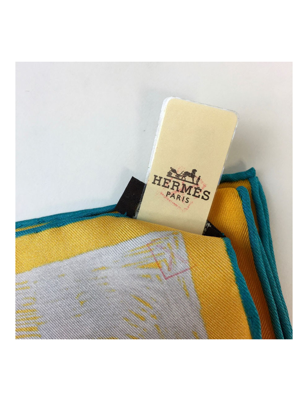 PRIX D'ACHAT Carré HERMES " Chacun fait son nid" en soie jaune d'or, vert et rouge