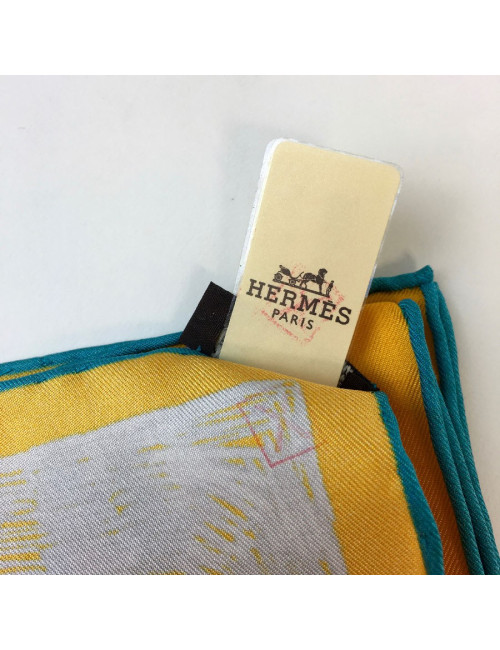 PRIX D'ACHAT Carré HERMES " Chacun fait son nid" en soie jaune d'or, vert et rouge