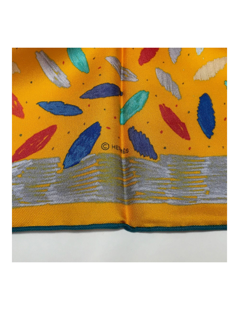 PRIX D'ACHAT Carré HERMES " Chacun fait son nid" en soie jaune d'or, vert et rouge