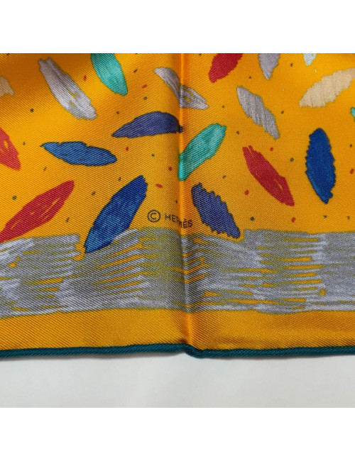 PRIX D'ACHAT Carré HERMES " Chacun fait son nid" en soie jaune d'or, vert et rouge