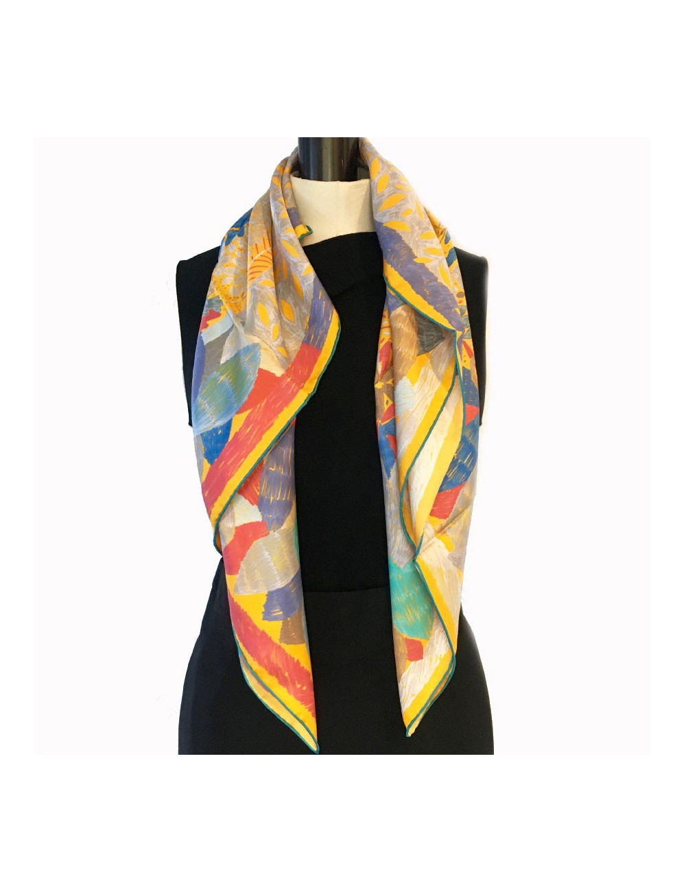 PRIX D'ACHAT Carré HERMES " Chacun fait son nid" en soie jaune d'or, vert et rouge