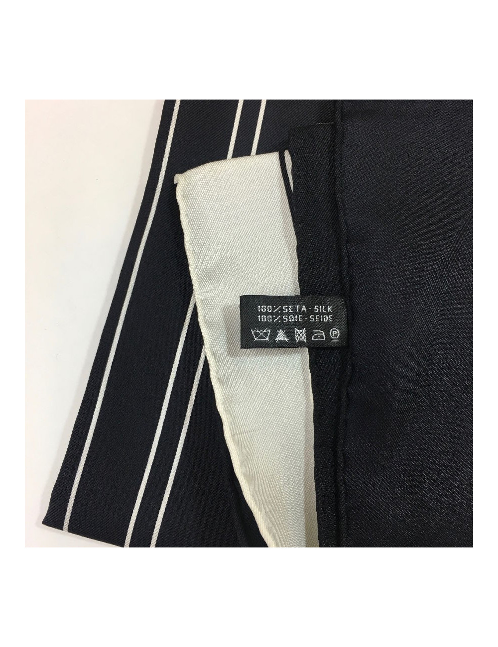 Carré CHANEL noir et blanc en soie