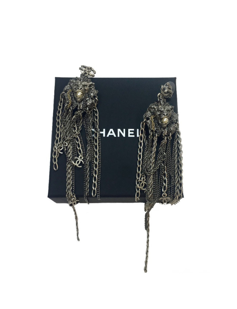 Boucles d'oreille CHANEL tête de lion et chaines