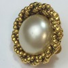 Boucles d'oreille clips CHANEL vintage en métal doré et perle