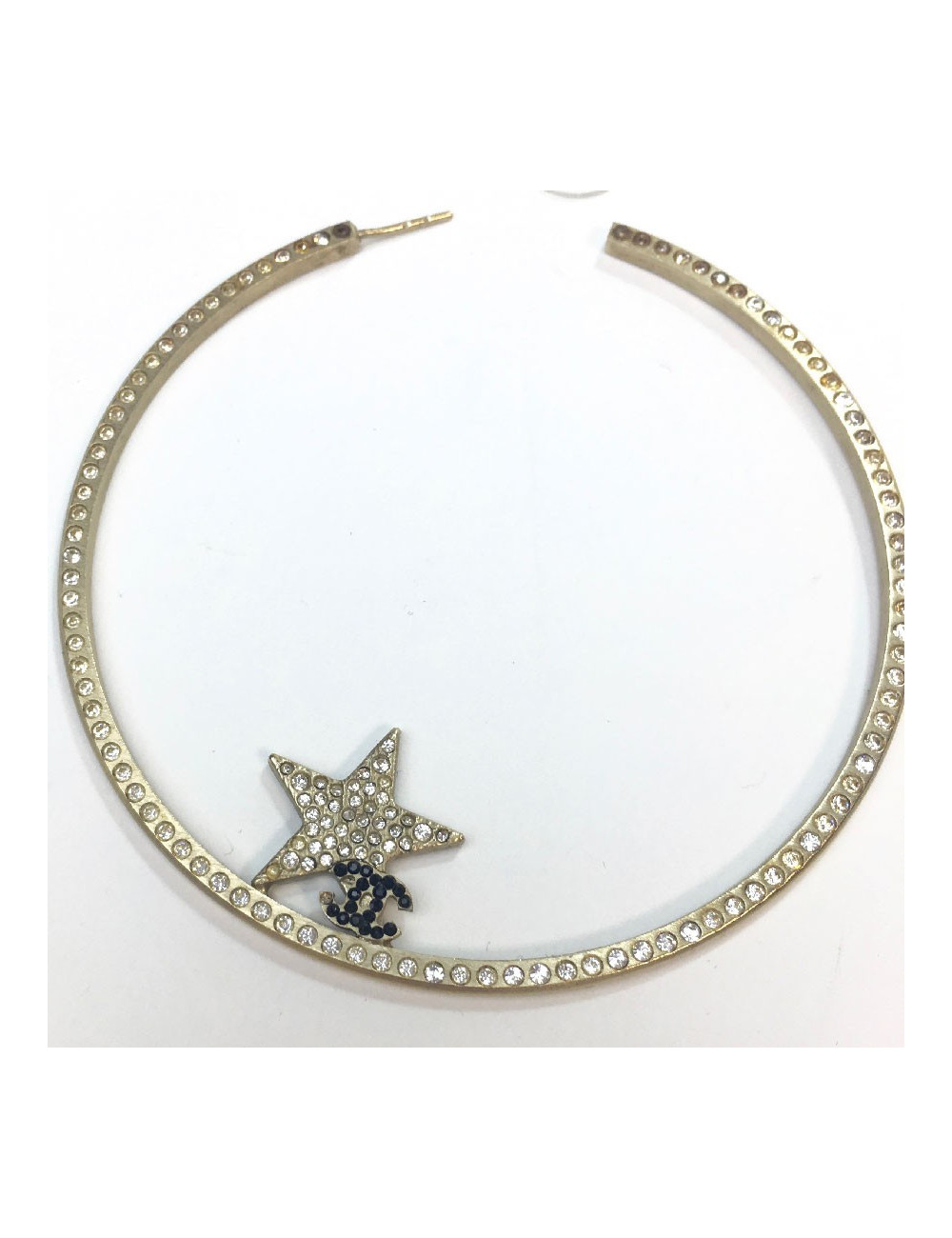 Créoles CHANEL en métal or pâle et strass